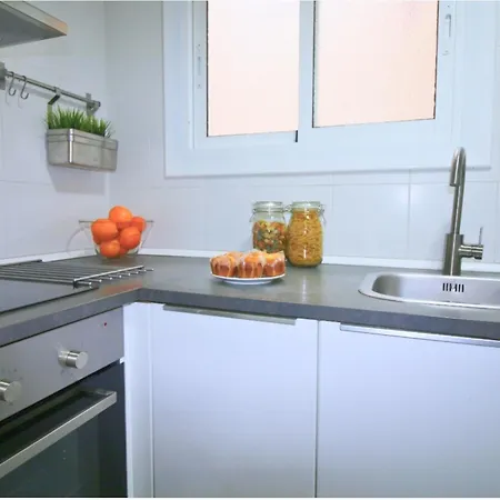 Located Close To The Metro, Perfect For 6 People Apartment *