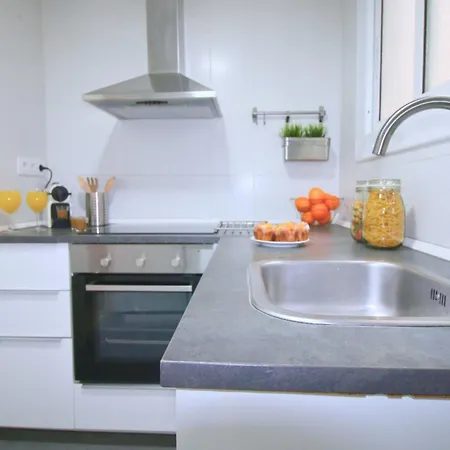 Located Close To The Metro, Perfect For 6 People Apartment *